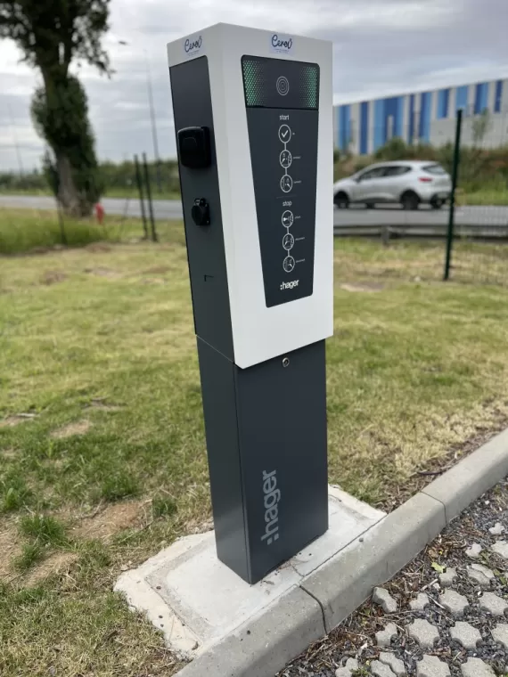 Installation de borne de recharge pour véhicules électrique à Bresles, Beauvais, Cerou